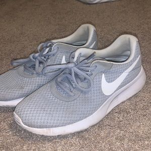 gray nike, tanjun women’s tennis shoes